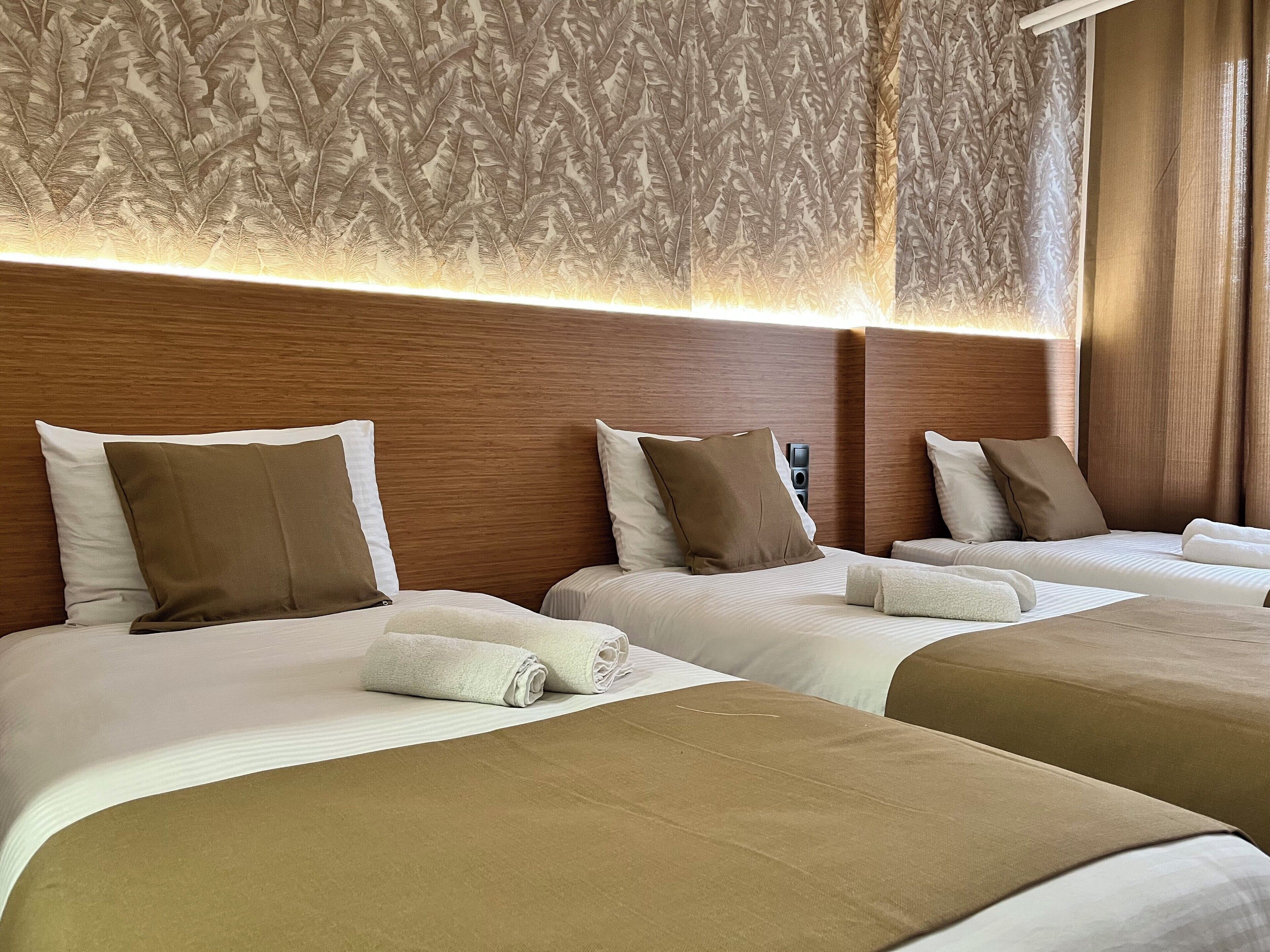 标准三人房, 城市景观 | 高档床上用品、办公桌、免费 WiFi、床单