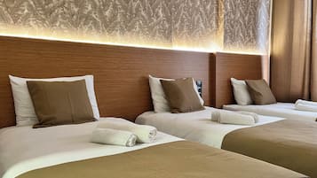 Kolmen hengen standard-huone, kaupunkinäköala | Ylelliset vuodevaatteet, työpöytä, ilmainen Wi-Fi, vuodevaatteet