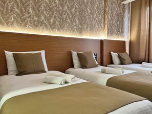 Standard trippelrum - utsikt mot staden | SÀngtillbehör av högsta kvalitet, skrivbord, gratis wi-fi och sÀngklÀder