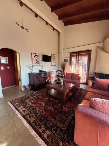 Cosy! Pet-Friendly!35 min to the ski tracks Parnassos and 15 min from the beach!