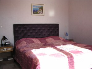 Tabla de planchar con plancha, wifi y ropa de cama 