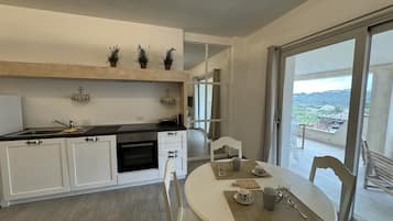 Frigorifero, microonde, forno, piano cottura