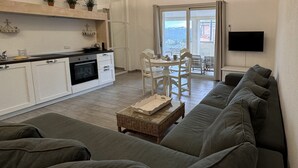 Un appartamento moderno con cucina, sala da pranzo e soggiorno.