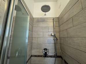 Doccia, asciugacapelli, bidet, asciugamani
