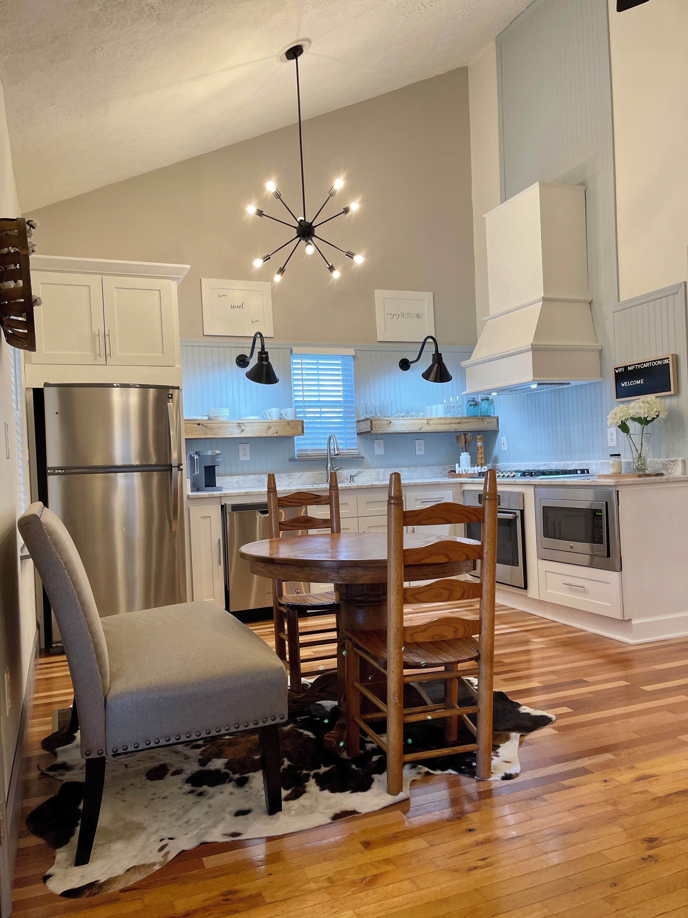 Refrigerador, microondas, horno y parrilla de estufa 