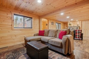 Fernseher, Kamin, Bücher