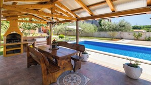 House | Outdoor dining - Lovely Family Bungalow With Private Pool (Pula)