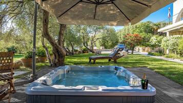 Apartment | Outdoor spa tub