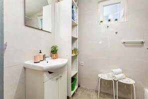 House | Bathroom - Beach House, 100m From the sea (Vodnjan)
