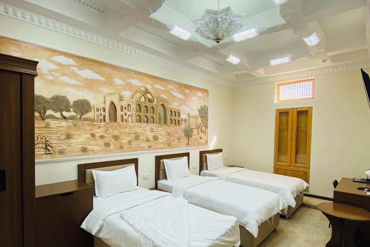 Deluxe Double or Twin Room, 1 Bedroom, Courtyard View | Soundproofing, iron/ironing board