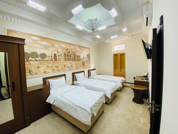 Deluxe kamer, 1 twee- of 2 eenpersoonsbedden, 1 slaapkamer, uitzicht op de binnenplaats | Geluiddichte muren, een strijkplank/strijkijzer