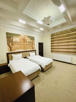 Deluxe kamer, 1 twee- of 2 eenpersoonsbedden, 1 slaapkamer, uitzicht op de binnenplaats | Geluiddichte muren, een strijkplank/strijkijzer