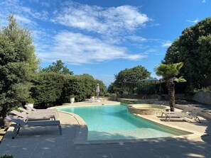 A swimming pool with lounge chairs and a pergola. - La Souvenance, listed villa, panoramic view (Lagnes)