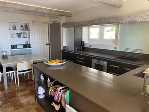 Køleskab, mikrobølgeovn, ovn, kogeplade