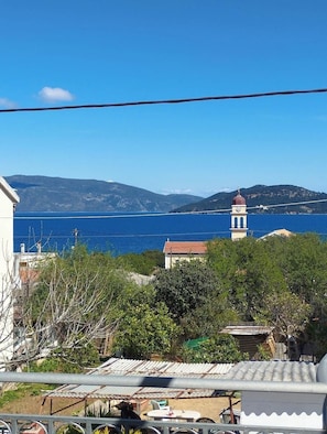 Property grounds - Charming 2-bedroom apartment in peaceful Karavomylos with AC, WiFi (Karavomylos)