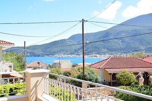 Property grounds - Charming 2-bedroom apartment in peaceful Karavomylos with AC, WiFi (Karavomylos)