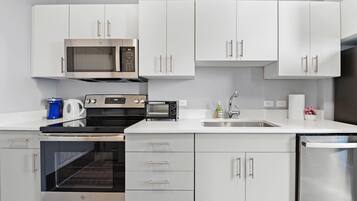 Apartment | Eigene Küche | Großer Kühlschrank, Mikrowelle, Ofen, Herdplatte