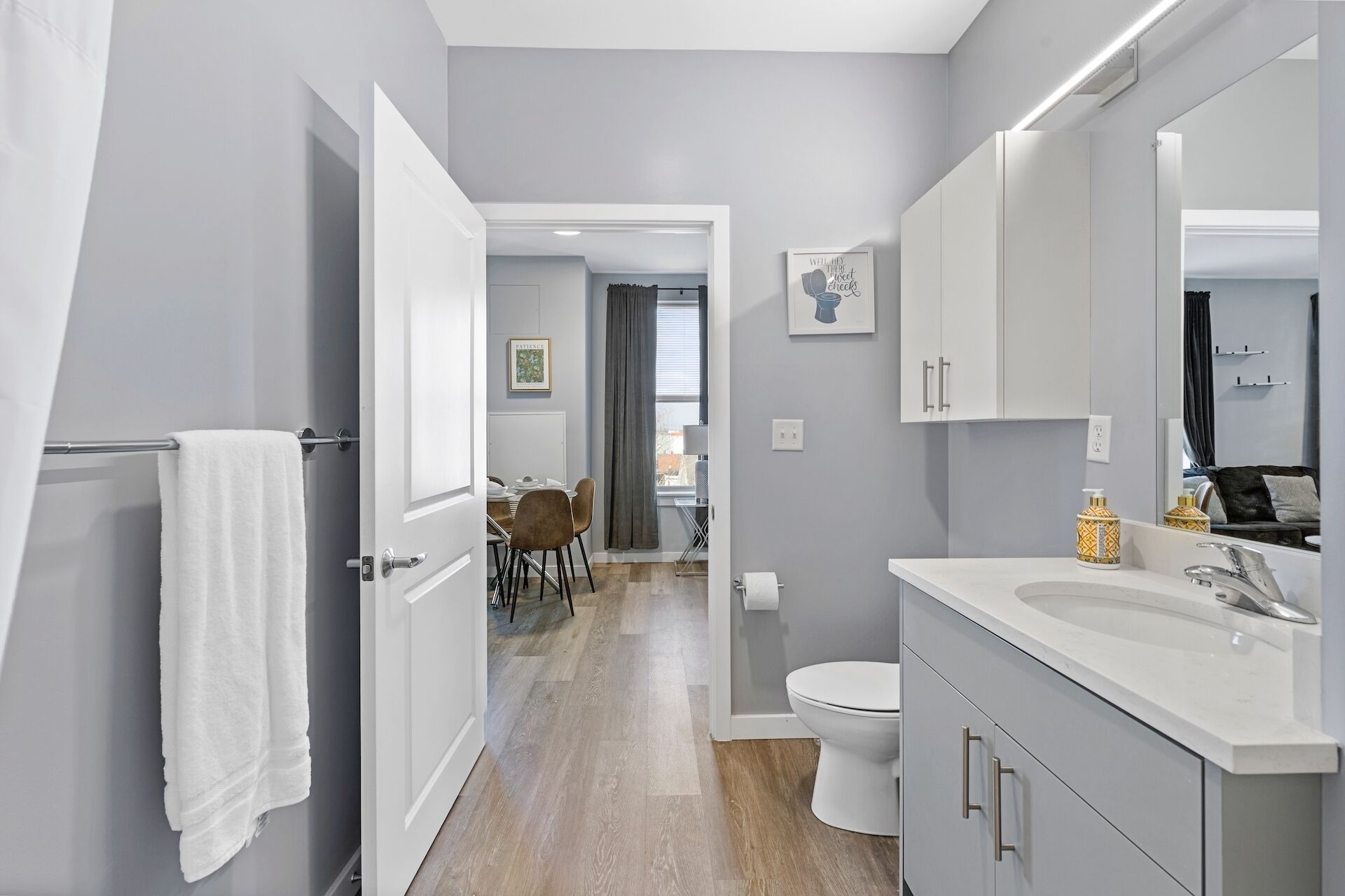 Apartment | Bathroom | Bathtub, free toiletries, hair dryer, towels