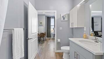 Apartment | Badezimmer | Badewanne, kostenlose Toilettenartikel, Haartrockner, Handtücher