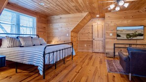 3 soverom, skrivebord, strykejern/-brett og reiseseng for barn