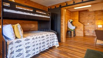 3 habitaciones, escritorio y tabla de planchar con plancha