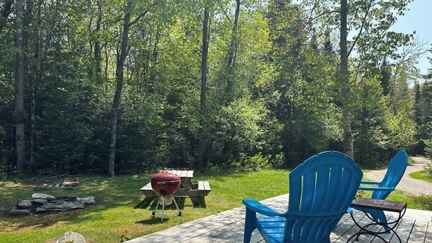 A wooden deck with blue chairs and a barbecue grill. - Glamping hut with WiFi in Ripton, biking, hiking, skiing (Ripton)