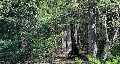 Glamping hut with WiFi in Ripton, biking, hiking, skiing