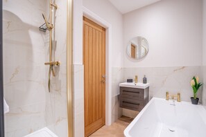 Dusche, Haartrockner, Handtücher