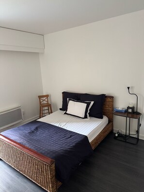 2 habitaciones, tabla de planchar con plancha, wifi y ropa de cama