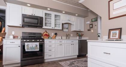 Historic 4-bedroom house one block from Saratoga Racetrack