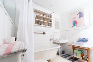 Douche, sèche-cheveux, serviettes fournies, savon