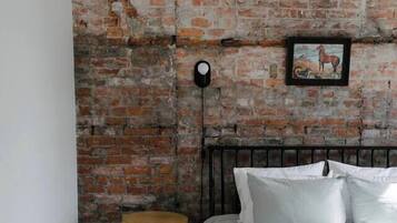 1 dormitorio, tabla de planchar con plancha, wifi y ropa de cama