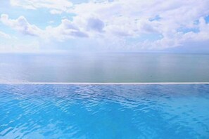 A clear view of a swimming pool with a horizon line and a calm sea in the background. - Huidong Shuangyue Bay Rainbow Bay Sea View Hotel (Huidong)