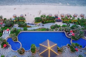 A resort with a large pool, sun loungers, and a beach area. - Huidong Shuangyue Bay Rainbow Bay Sea View Hotel (Huidong)