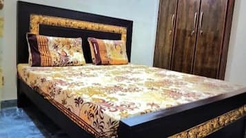 Quarto casal luxo | Ferros/tábuas de passar roupa, Wi-Fi de cortesia