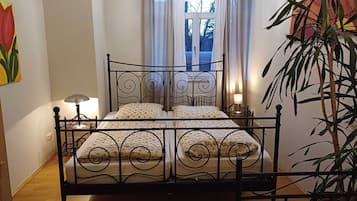 2 Schlafzimmer, Schreibtisch, Bügeleisen/Bügelbrett, Reisekinderbett