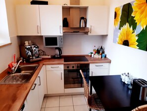 Frigorífico, microondas, horno y placa de cocina