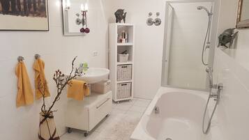 Dusche, Haartrockner, Handtücher, Seife