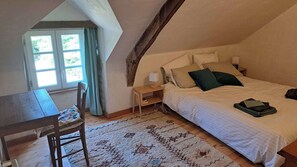 3 bedrooms, iron/ironing board, free WiFi, bed sheets - Detached house in a magnificent farmhouse - Countryside close to the sea (Noyal-Muzillac)