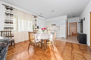 Apartment | Dining - Apartment in Barbat Near Sandy Beach (Rab)