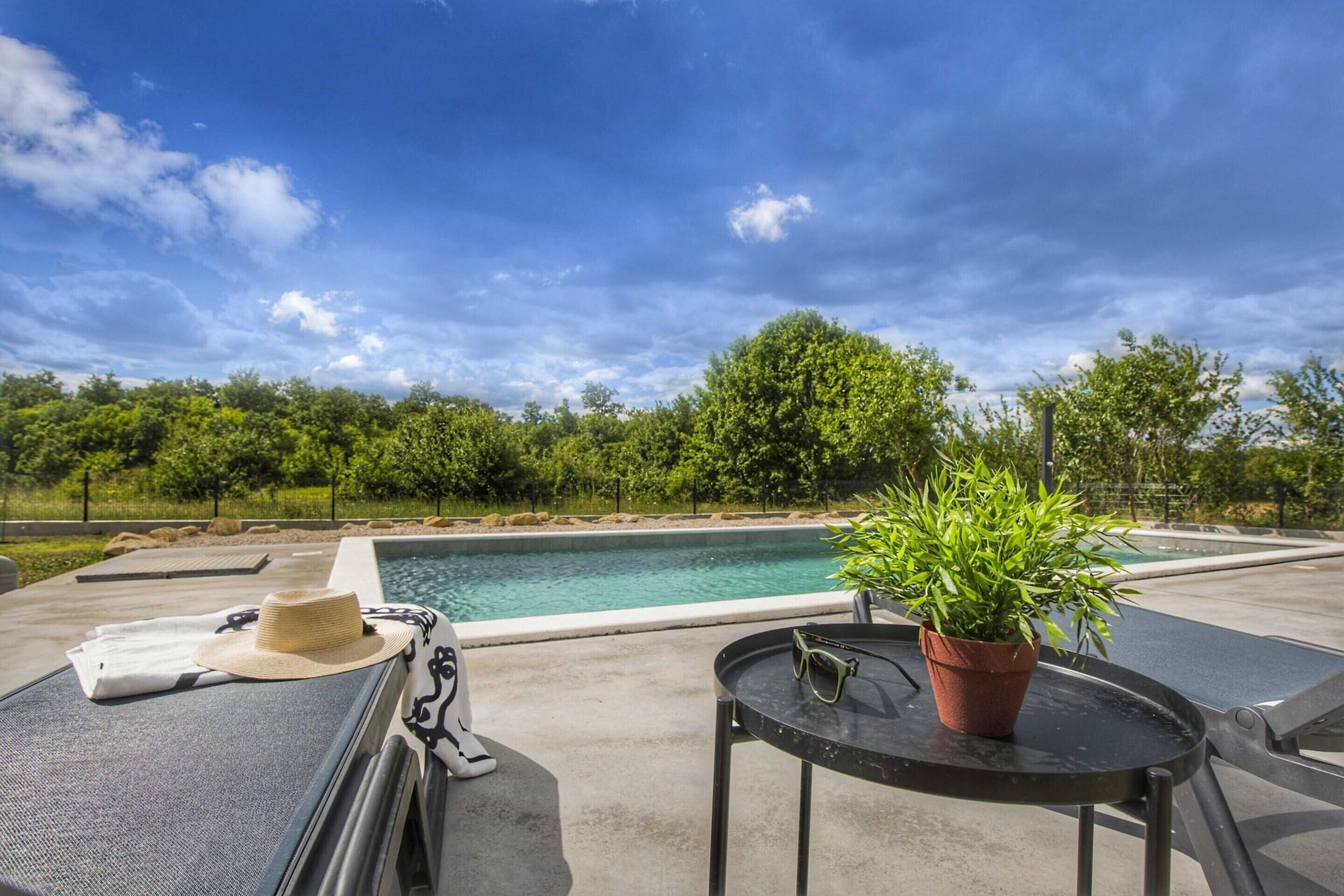 Una piscina techada, una piscina al aire libre