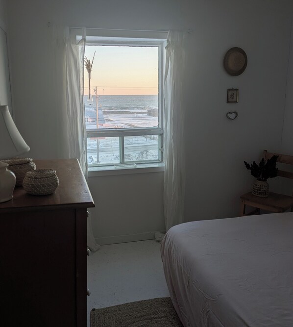 3 bedrooms, desk, travel crib, bed sheets