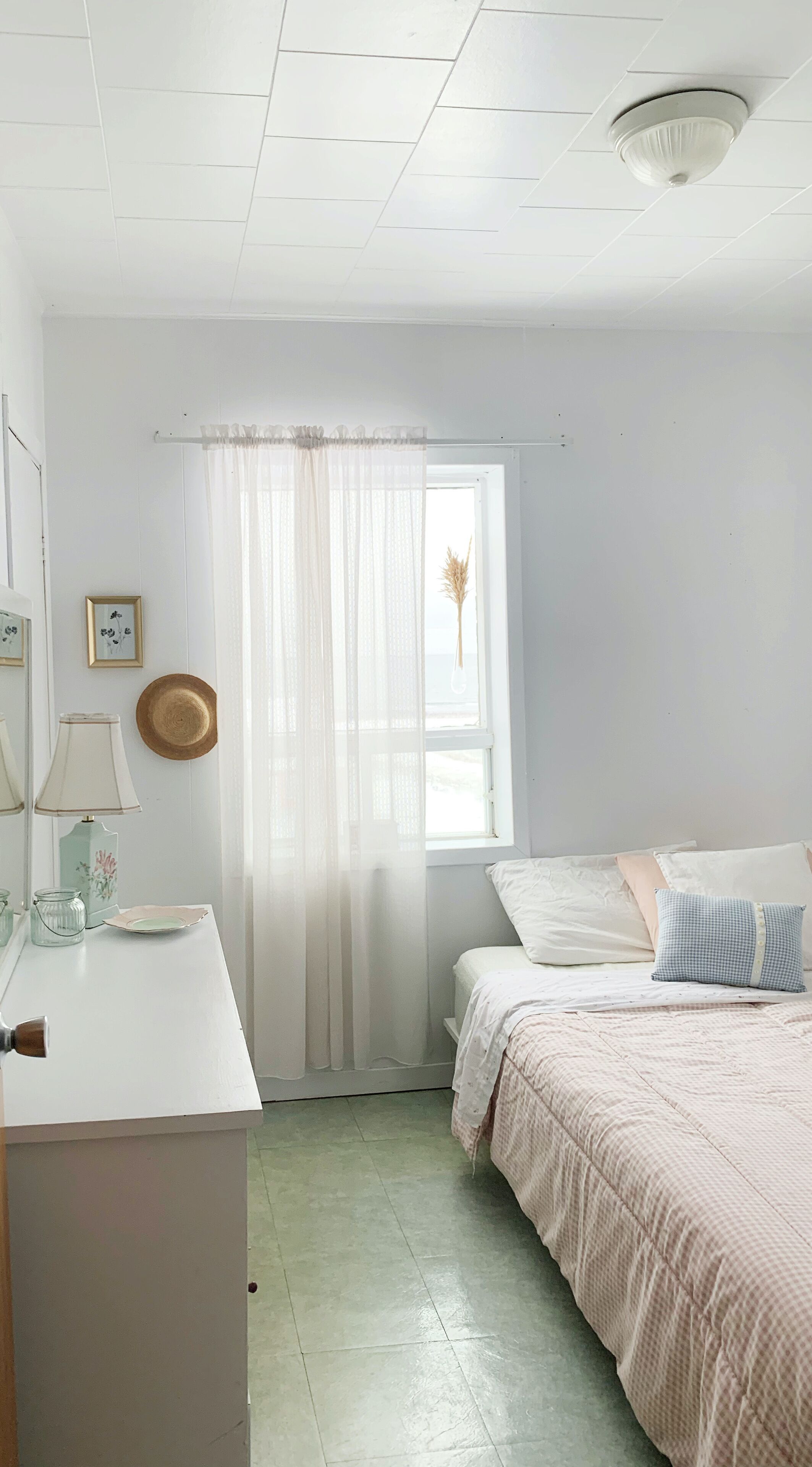 3 makuuhuonetta, työpöytä, vauvan matkasänky, vuodevaatteet