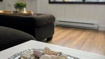 3 bedrooms, desk, travel crib, bed sheets