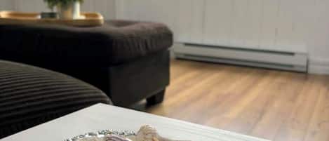 3 bedrooms, desk, travel crib, bed sheets