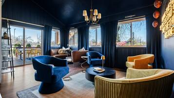 Smart-TV, Kamin, Videospiele, Tischfußball