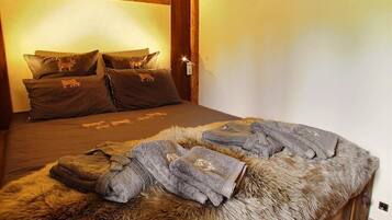 3 chambres, coffres-forts dans les chambres, fer et planche à repasser