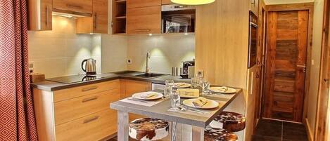 Coffee/tea maker, fridge, microwave, oven