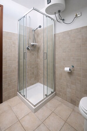 Douche, sĂšche-cheveux, bidet, serviettes fournies