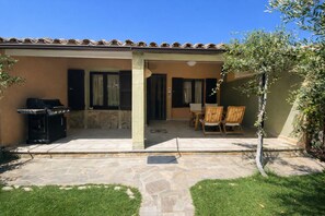 Outdoor dining - Cozy apartment nearby beach in Villasimius Sardinia (Villaggio Mandorli)